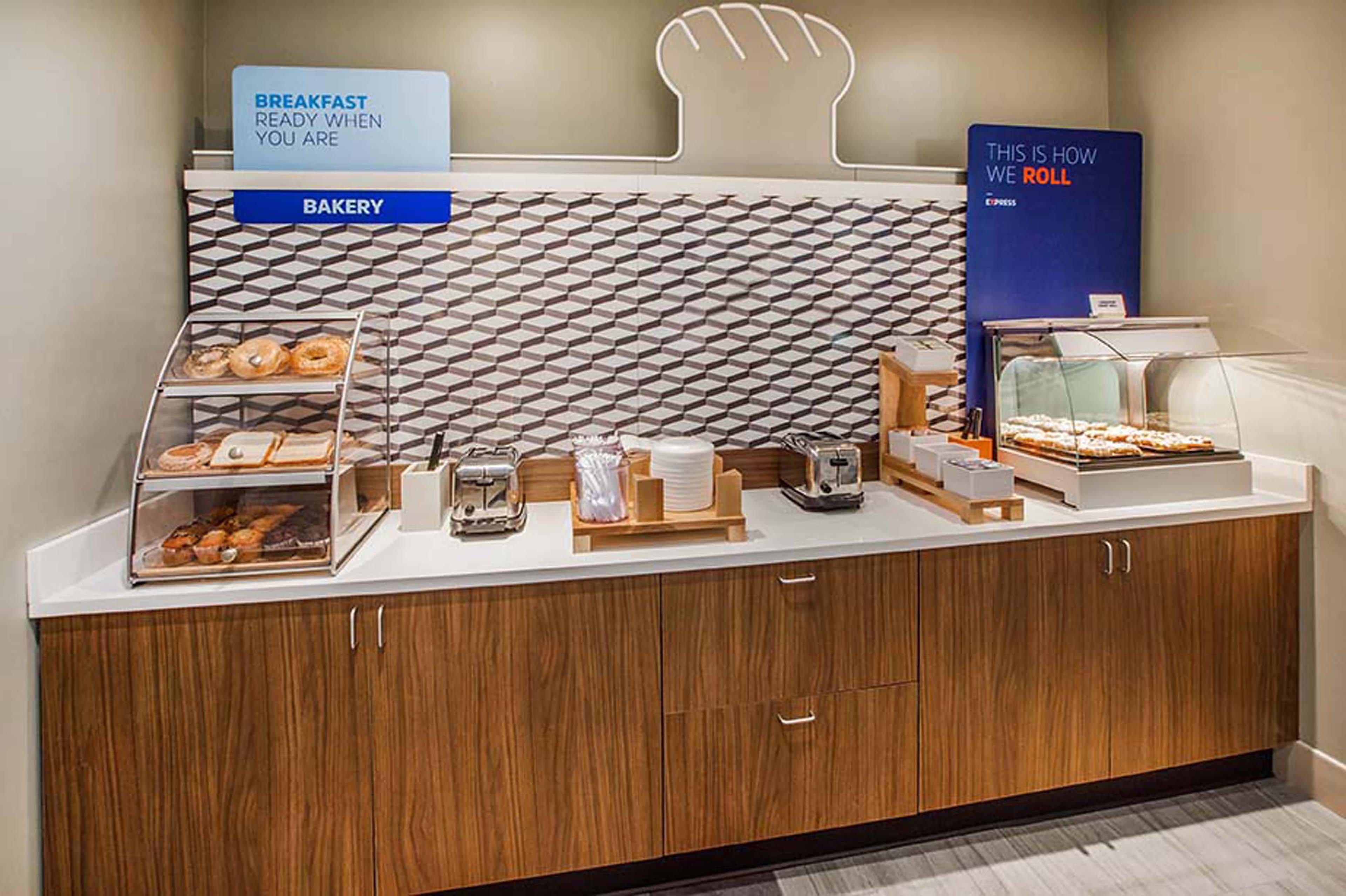 Holiday Inn Express Ontario By Ihg Creekside Bagian luar foto