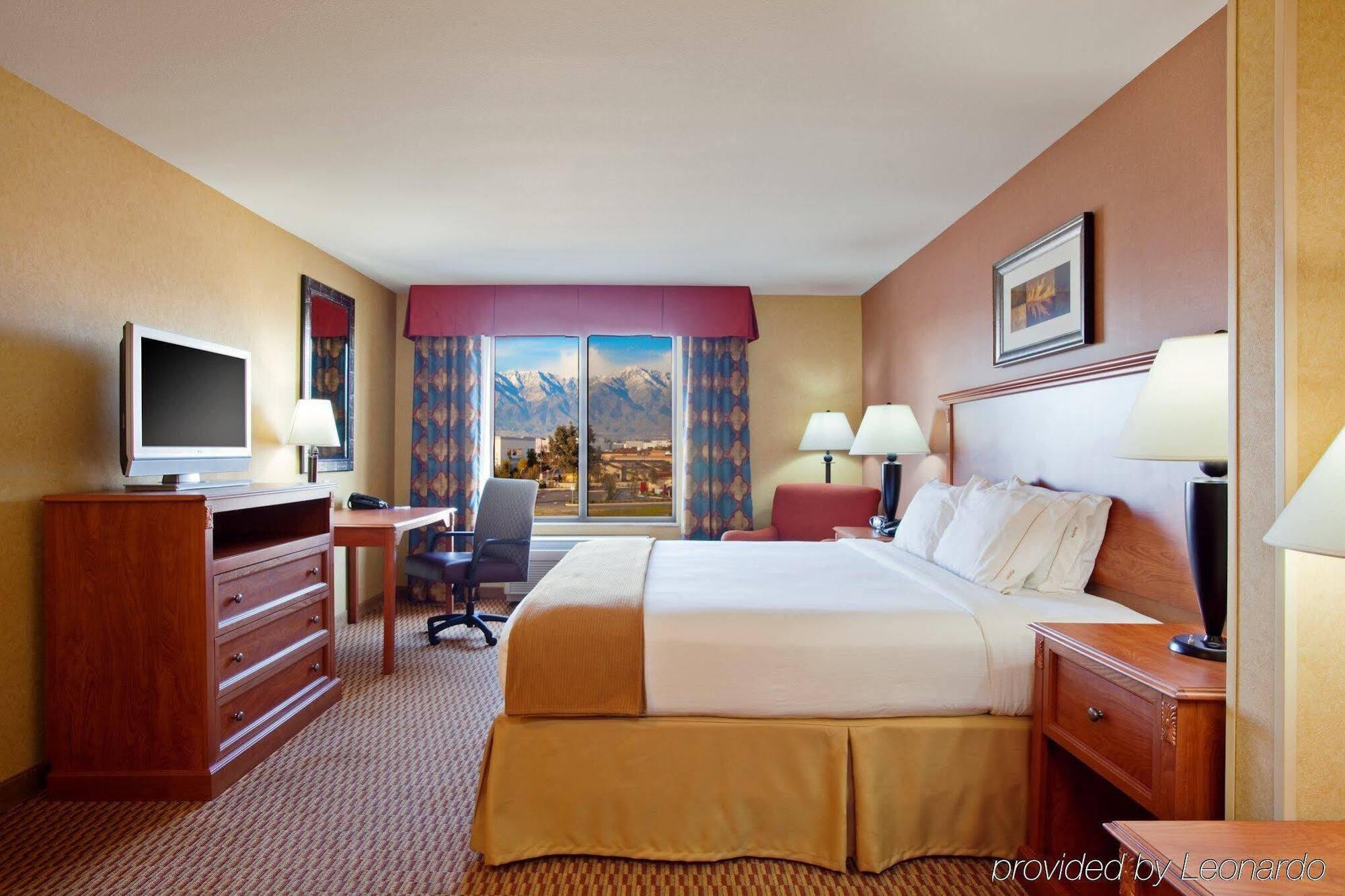 Holiday Inn Express Ontario By Ihg Creekside Bagian luar foto